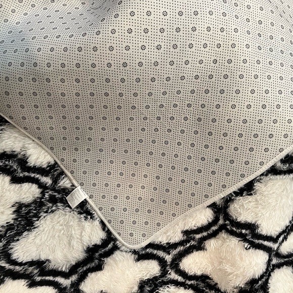 Area rug 6 ft black and white.. new item - Picture 7 of 12